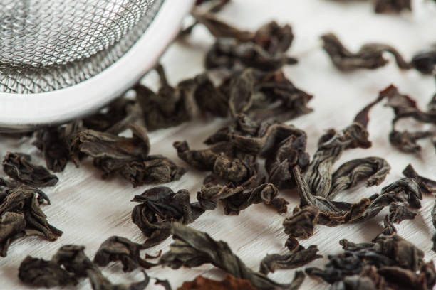 chinese  black tea and brew sieve very close-up - garble imagens e fotografias de stock