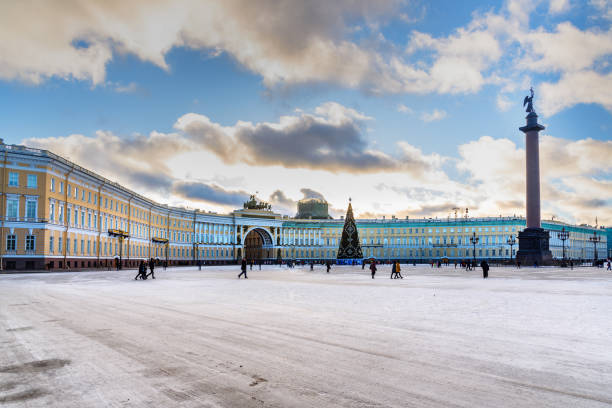 vy över allmänna personalen byggnad och palace square på vintern. sankt petersburg, ryssland - ermitaget bildbanksfoton och bilder