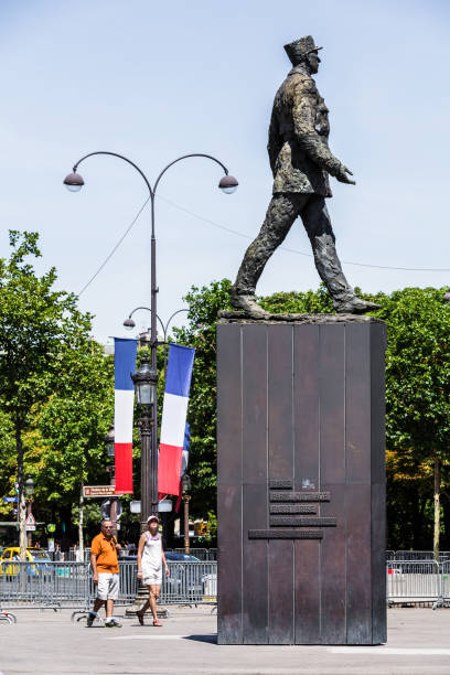 monument à charles de gaulle à l’avenue des champs-elysées. paris, france - charles de gaulle photos et images de collection