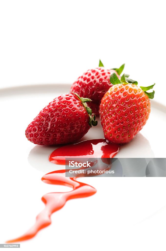 Tres rojo fresco con salsa de fresas fresas - Foto de stock de Alimento libre de derechos