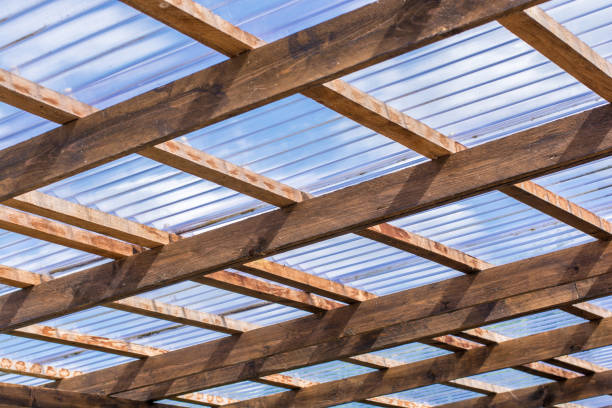 목재 들보 및 투명 한 지붕 패널의 자 간이 차고의 지붕 공사 - hardware store house construction architecture 뉴스 사진 이미지