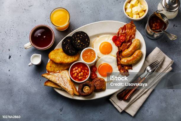 Volle Braten Englisches Frühstück Mit Spiegelei Würstchen Speck Blutwurst Bohnen Toast Und Tee Stockfoto und mehr Bilder von Frühstück