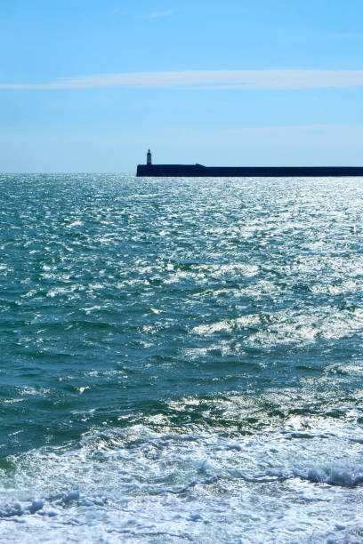 casa de la luz y pared del puerto de newhaven - arrival beacon blue nautical vessel fotografías e imágenes de stock