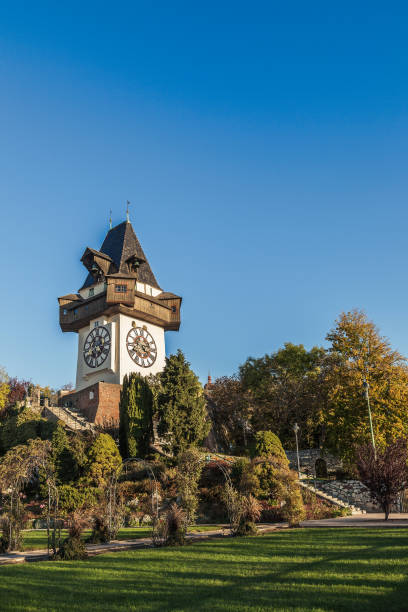 башня с часами грац утром, стирия, австрия - graz clock tower clock austria стоковые фото и изображения
