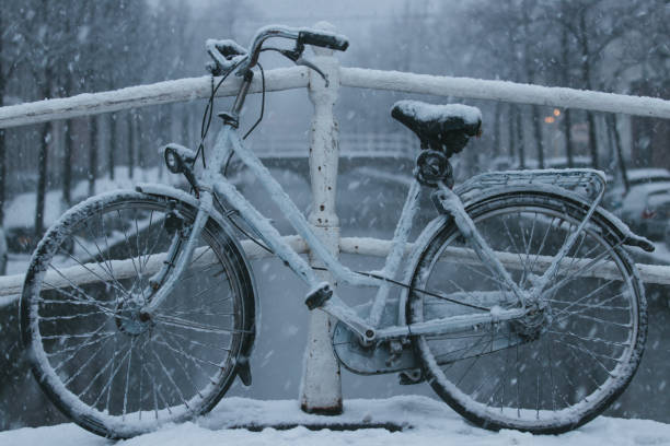 On a snowy day I made this picture an a snowy day in my home town Delft delft winter netherlands snow stock pictures, royalty-free photos & images