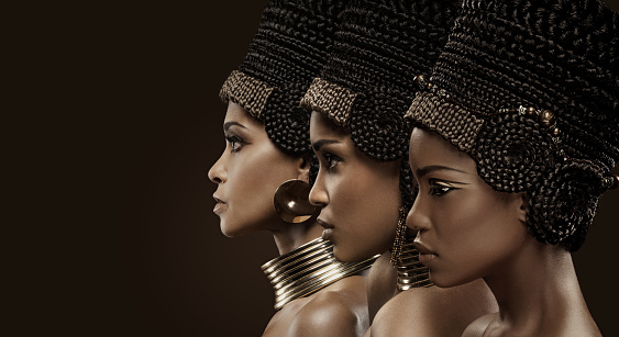 Tres mujeres de la hermosa Nefertiti photo