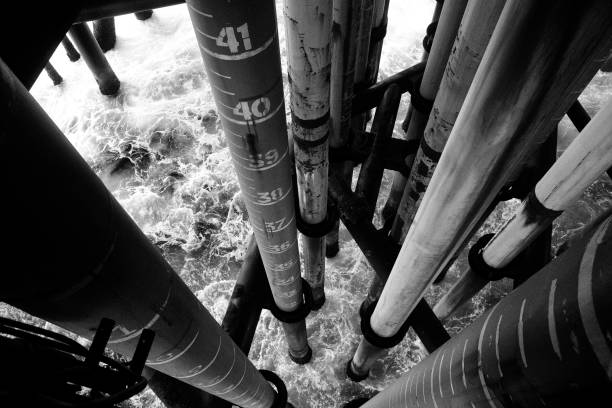tubos que sobresalen del agua - africa oil rig drilling rig floating on water fotografías e imágenes de stock
