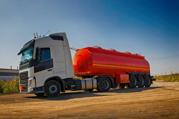 オレンジ色のタンクが付いているトラックはローレットの未舗装道路に行く - storage tank cargo container mode of transport commercial land vehicle ストックフォトと画像