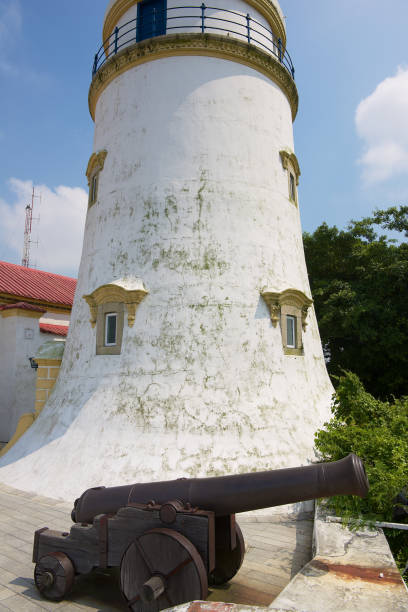 die alten guia leuchtturm und kanone in macau, china. - unesco world heritage site macao church stone stock-fotos und bilder