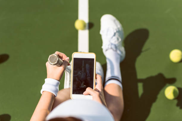visão aérea do tenista com a raquete, tirando foto de si mesma na quadra de tênis - tennis court sport net - fotografias e filmes do acervo