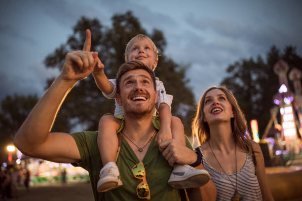 la familia disfrutar en el festival de verano - concierto fotografías e imágenes de stock