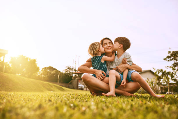 istock Kiss delivery for mom! 1027690362