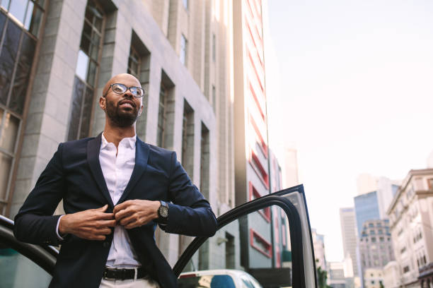 uomo d'affari africano ha raggiunto l'incarico - car driving men business foto e immagini stock