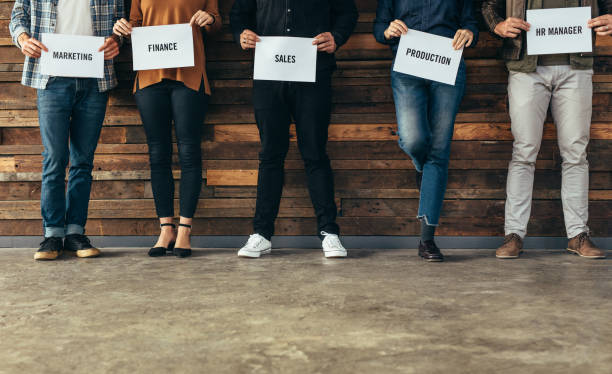 candidati selezionati per diversi dipartimenti - job search unemployment sign holding foto e immagini stock