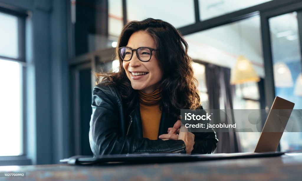 Mulher de negócios asiático sorridente no escritório - Foto de stock de Mulheres royalty-free