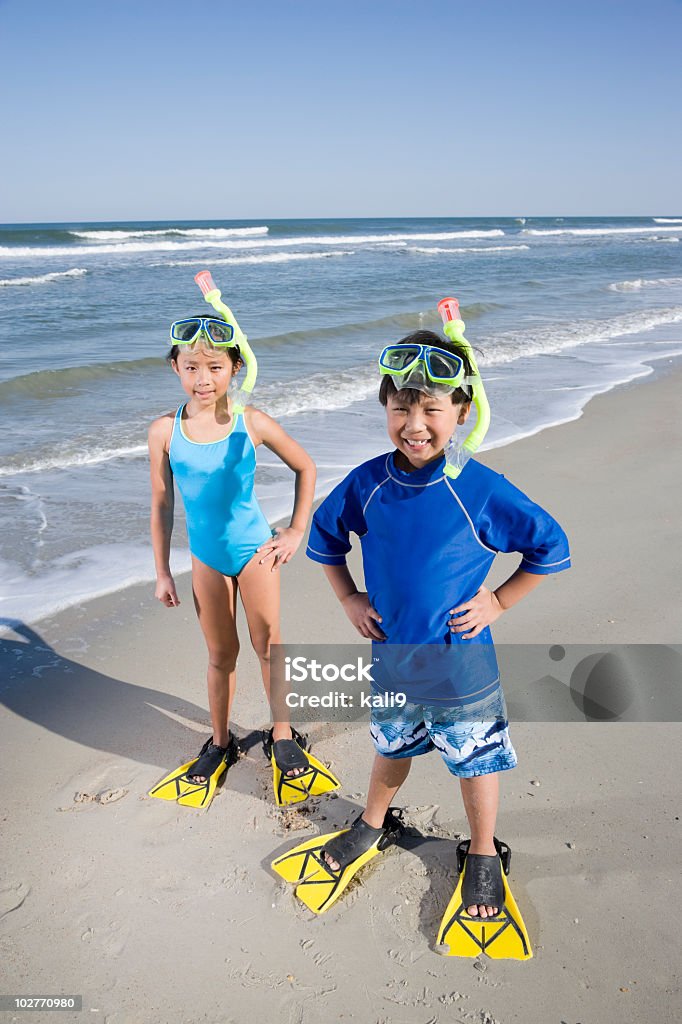 Asiatische Kinder mit Maske, Schnorchel und Flossen am Strand - Lizenzfrei 10-11 Jahre Stock-Foto