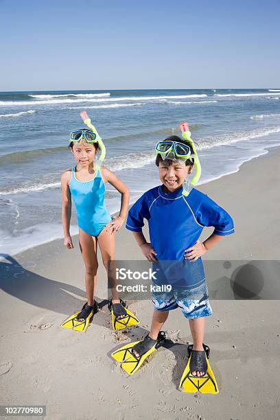 Asiatische Kinder Mit Maske Schnorchel Und Flossen Am Strand Stockfoto und mehr Bilder von 10-11 Jahre