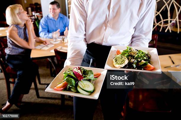 Przycięty Widok Kelner Gospodarstwa Płyty W Restauracji Sałatka - zdjęcia stockowe i więcej obrazów Jedzenie