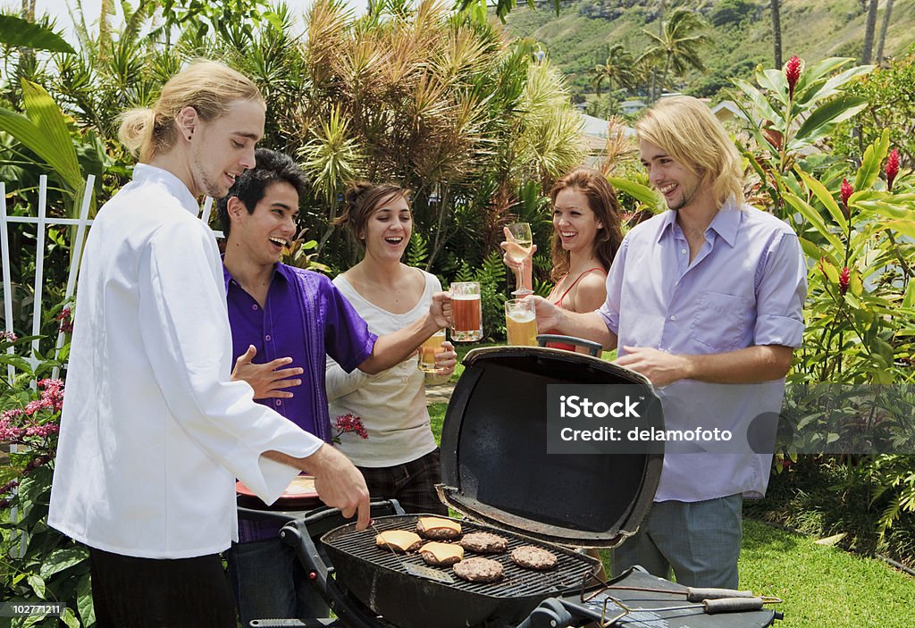 Amigos en el patio para asar - Foto de stock de Hawaiano libre de derechos