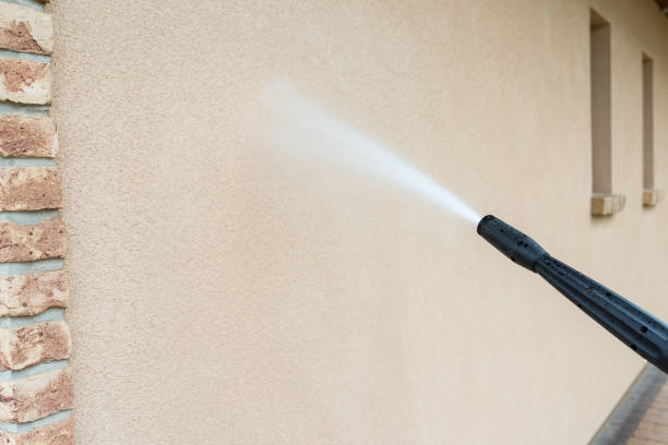 power washing the wall - cleaning the facade of the house - steam pressure imagens e fotografias de stock