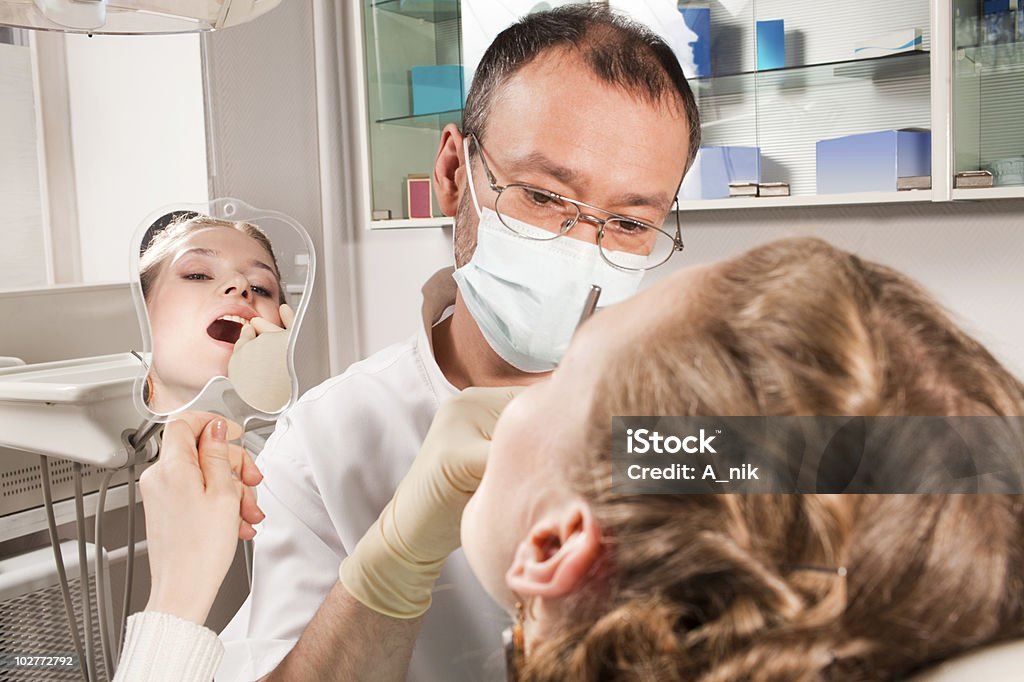 Мужской Стоматолог осматривает зубы женщин - Стоковые фото В помещении роялти-фри