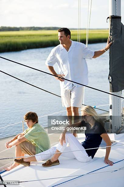 Pai E Dois Filhos Adolescente Relaxante No Barco - Fotografias de stock e mais imagens de 14-15 Anos - 14-15 Anos, 16-17 Anos, 40-44 anos