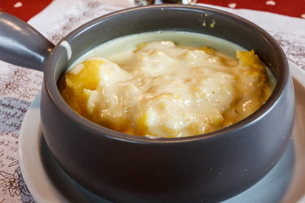 polenta calda e formaggio, cibo fatto in casa a cortina d'ampezzo, dolomiti, italia - polenta cooking food spoon foto e immagini stock