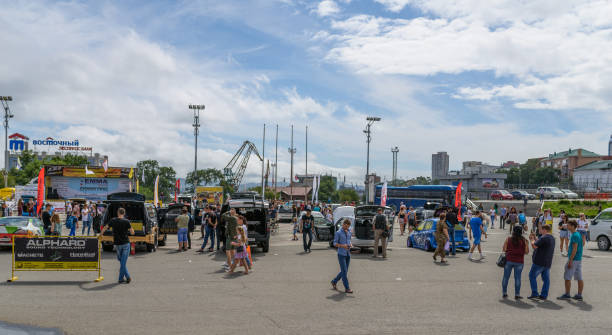 spettacolo di sintonizzazione audio dell'auto al quadrato centrale. - extreme sports audio foto e immagini stock