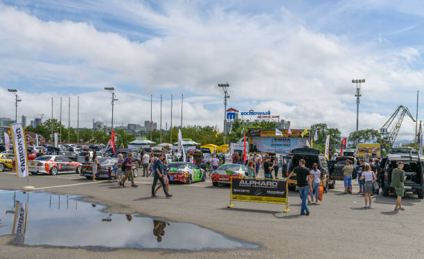 spettacolo di sintonizzazione audio dell'auto al quadrato centrale. - extreme sports audio foto e immagini stock