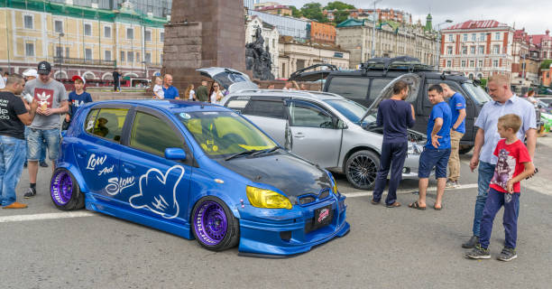 spettacolo di sintonizzazione audio dell'auto al quadrato centrale. - extreme sports audio foto e immagini stock