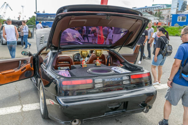 spettacolo di sintonizzazione audio dell'auto al quadrato centrale. - extreme sports audio foto e immagini stock