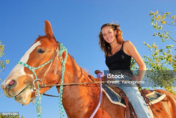 Foto de Menina E Seu Cavalo e mais fotos de stock de Adolescente - Adolescente, Adolescentes Meninas, Adulto