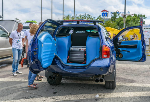 spettacolo di sintonizzazione audio dell'auto al quadrato centrale. - extreme sports audio foto e immagini stock