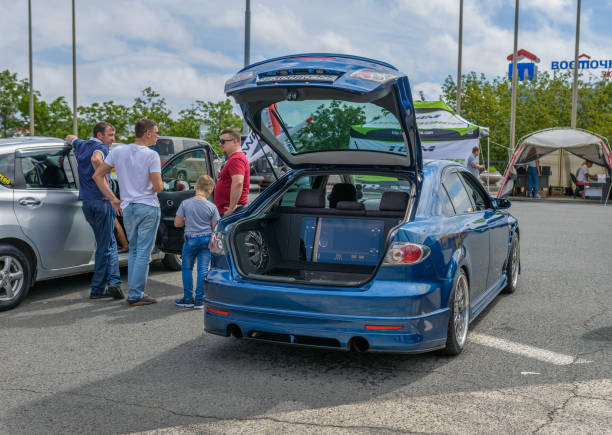 spettacolo di sintonizzazione audio dell'auto al quadrato centrale. - extreme sports audio foto e immagini stock