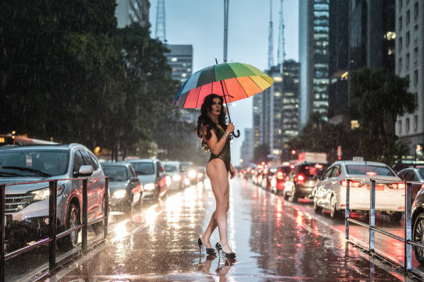 travesti com guarda-chuva de arco-íris na av. paulista, cidade de sao paulo, brasil - carnaval sao paulo - fotografias e filmes do acervo