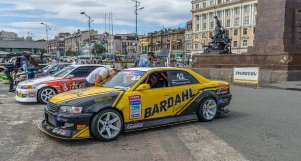 spettacolo di sintonizzazione audio dell'auto al quadrato centrale. - extreme sports audio foto e immagini stock