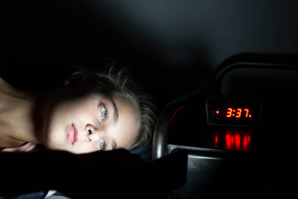 menina, usando seu smartphone tarde da noite - só meninas adolescentes - fotografias e filmes do acervo