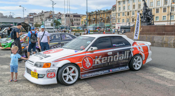 spettacolo di sintonizzazione audio dell'auto al quadrato centrale. - extreme sports audio foto e immagini stock