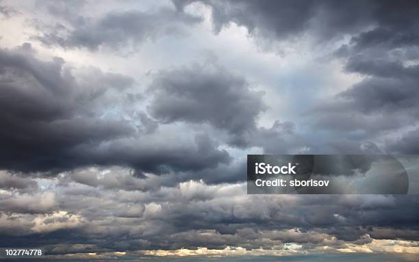 Stormy Cielo - Fotografie stock e altre immagini di Nuvoloso - Nuvoloso, Alba - Crepuscolo, Ambientazione esterna