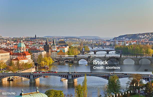 Puentes De Praga En La Puesta De Sol Foto de stock y más banco de imágenes de Agua - Agua, Aire libre, Anochecer