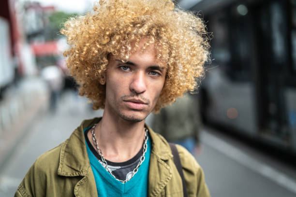 hommes à la mode avec des cheveux bouclés portrait - gay man men male fashion model photos et images de collection