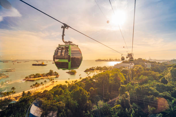 поездка по канатной дороге на острове сентоса, сингапур - gondola стоковые фото и изображения