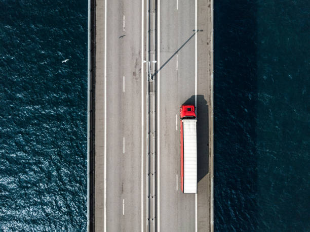 semi-lkw überfahrt öresund-brücke - öresundregion stock-fotos und bilder