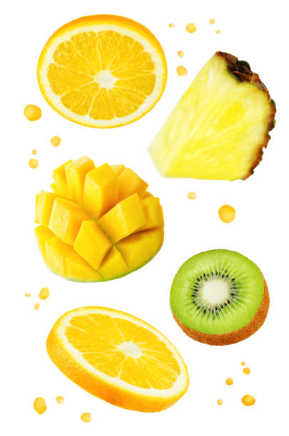 latające pomarańcze z mango, kiwi, ananasem i sokiem w sprayu - isolated on white orange juice ripe leaf zdjęcia i obrazy z banku zdjęć