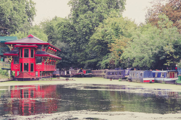 restaurante flutuante chinês e estreito barcos no canal do regente, londres - floating restaurant - fotografias e filmes do acervo