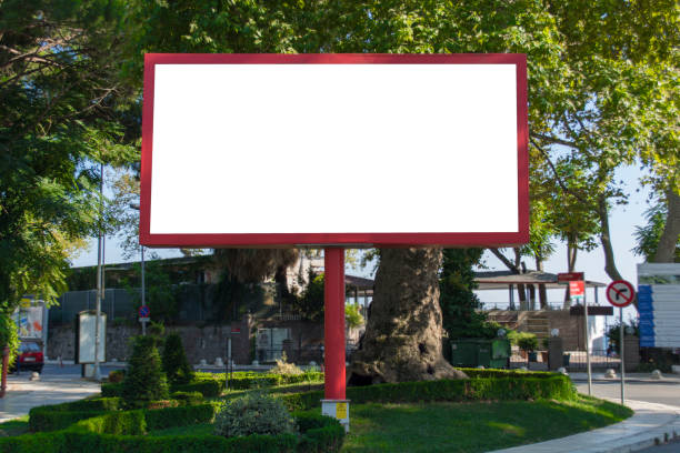 cartellone rosso bianco su sfondo cielo blu per nuova pubblicità in city street - shopping mall foto e immagini stock