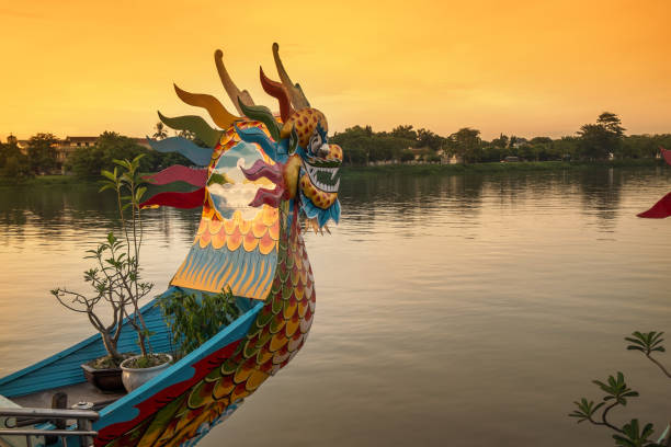 istock barco dragon Hue, Vietnam 1027793728