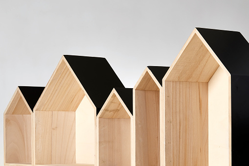 Fila vacíos de casas de madera sobre fondo blanco, modelo arquitectónico photo