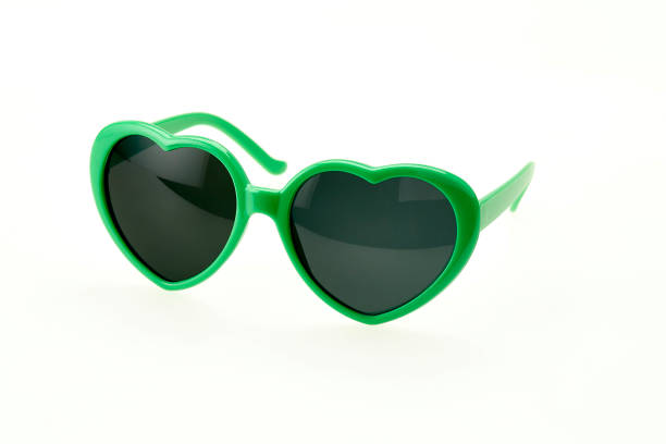 occhiali da sole a forma di cuore su sfondo bianco - montatura verde - occhiali giocattolo foto e immagini stock
