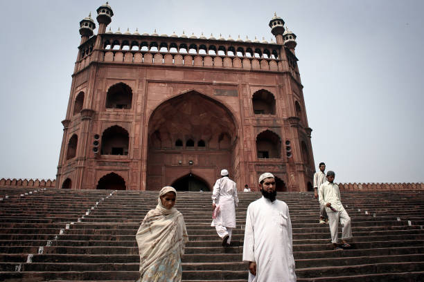 new delhi, the jama masjid mosque - delhi india islam jama masjid imagens e fotografias de stock